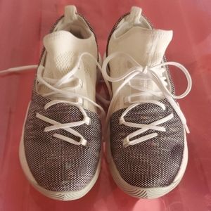 Under Armour curry size 3 youth unisex